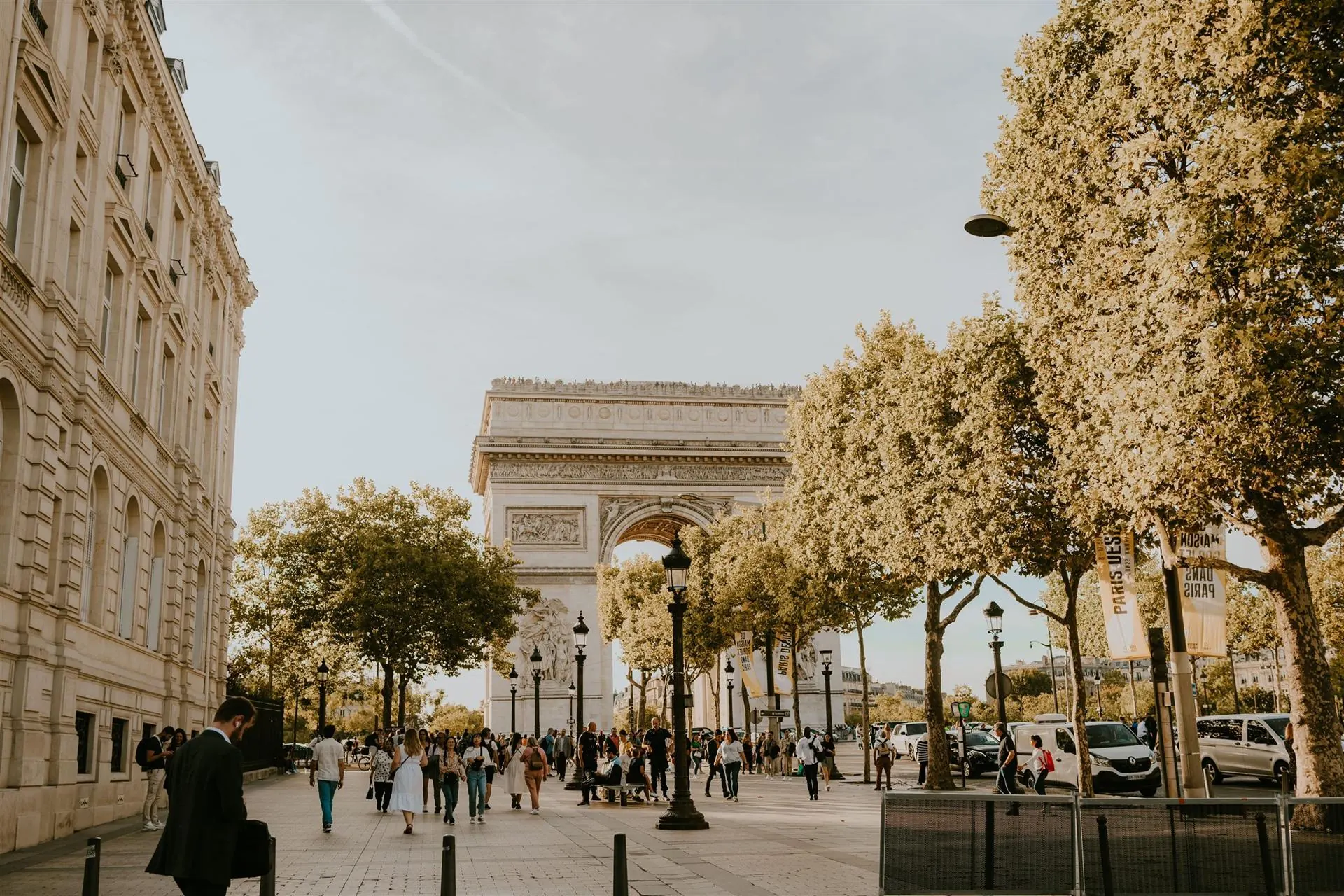 L’Arc de Triomphe depuis l’avenue des Champs-Élysées, Paris