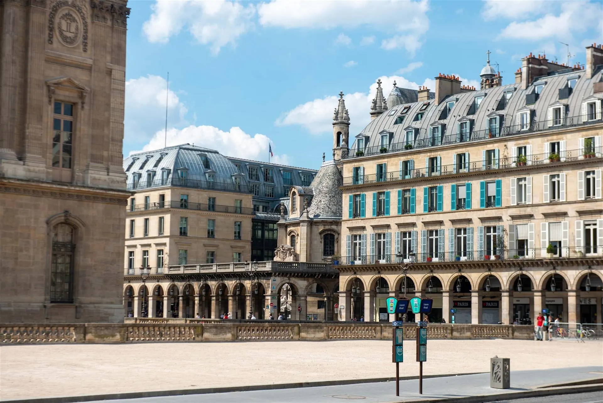 Les arcades de la rue de Rivoli et l’aile du Louvre, Paris